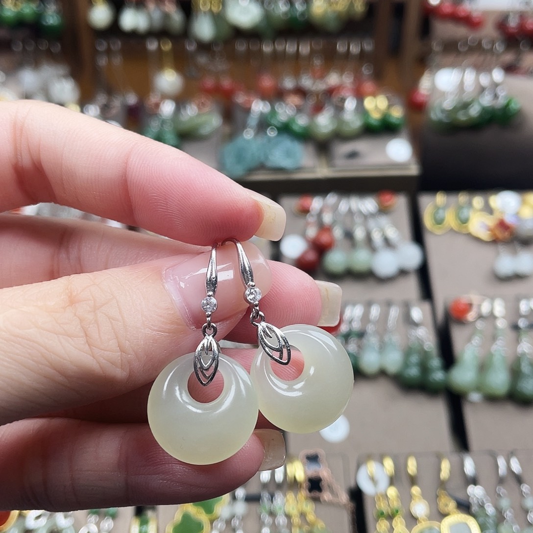 和田玉银S925镶嵌耳坠平安