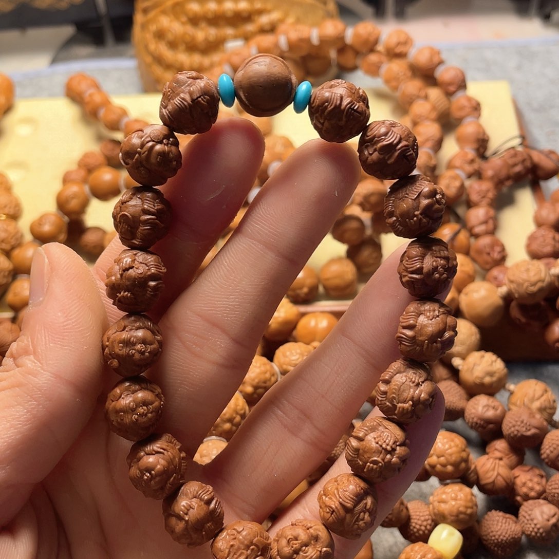 龙纹桃核雕刻横财神