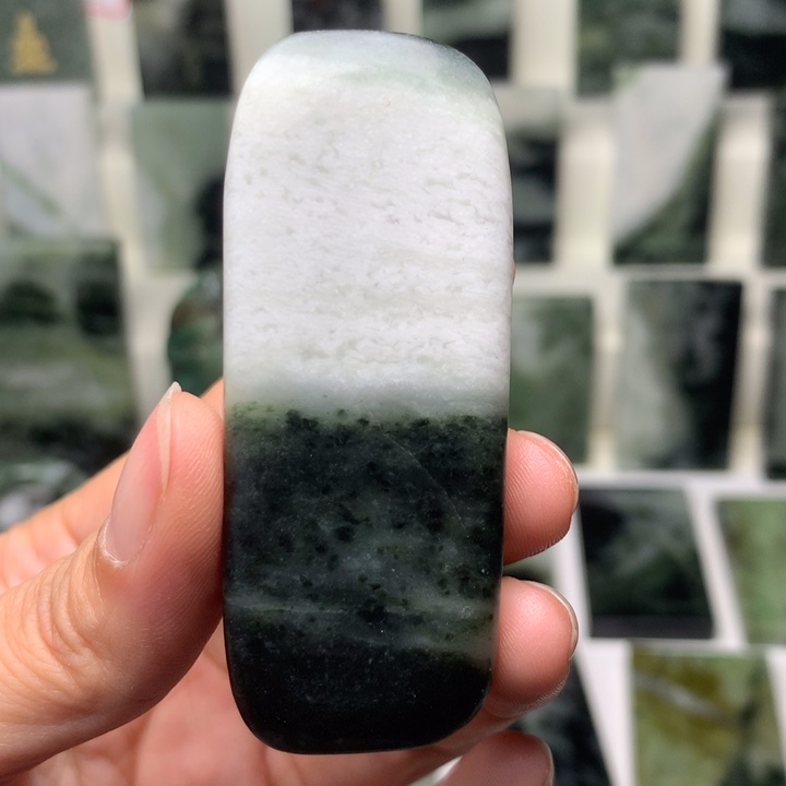 独山玉未镶嵌颈饰