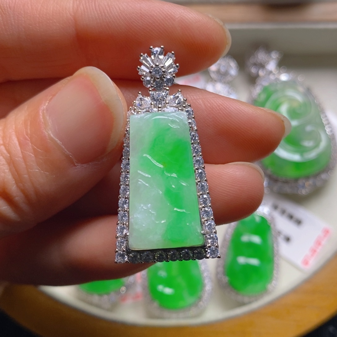 翡翠银S925镶嵌颈饰山水吊坠