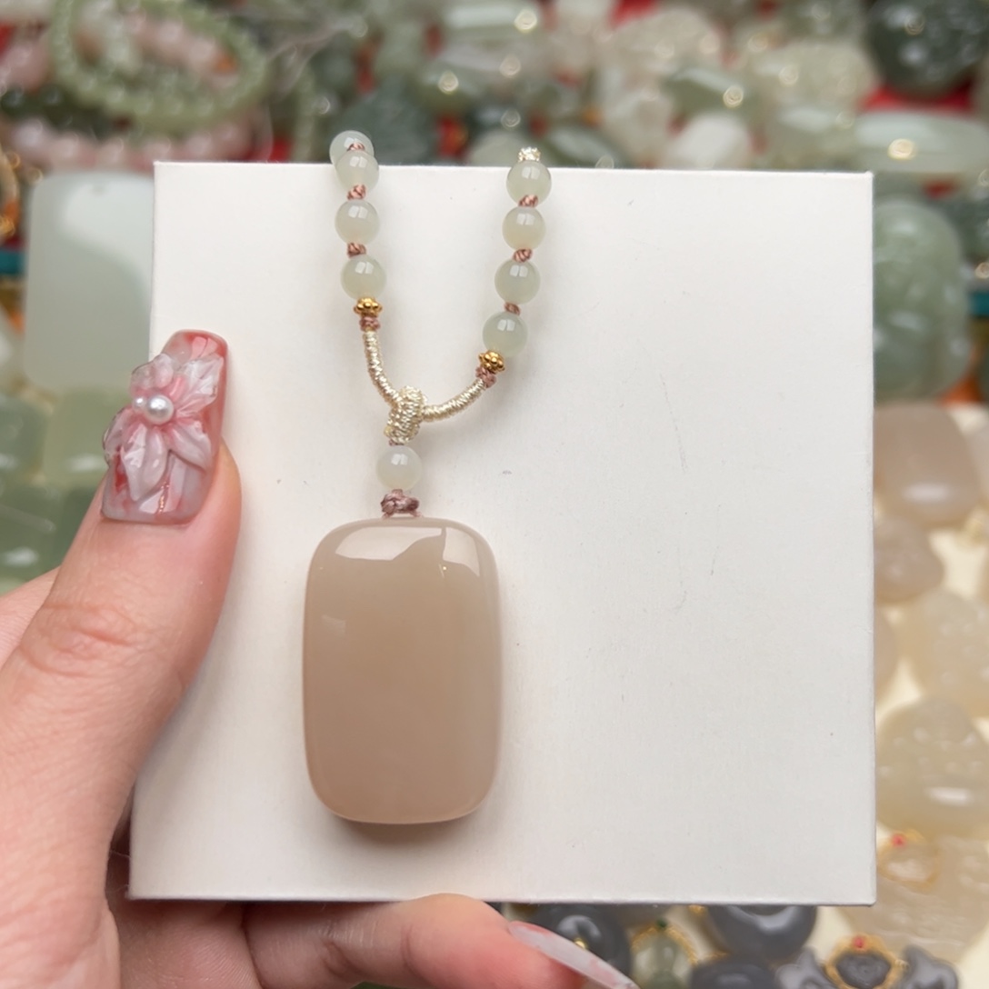 和田玉耳坠未镶嵌?