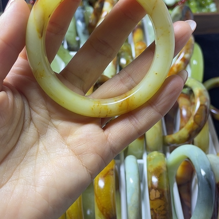 二***壹蛇纹石玉未镶嵌手镯