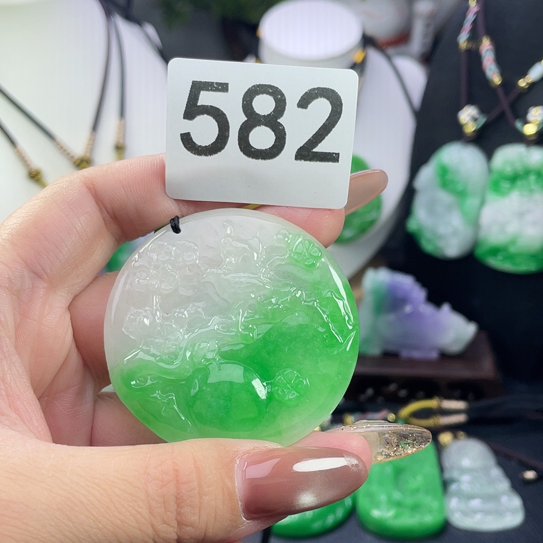 翡翠未镶嵌吊坠(赠链)