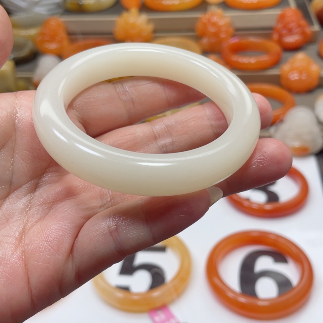 未镶嵌石英质玉（黄龙玉）手镯我**花