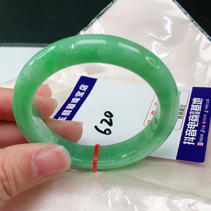 翡翠手镯未镶嵌翡翠