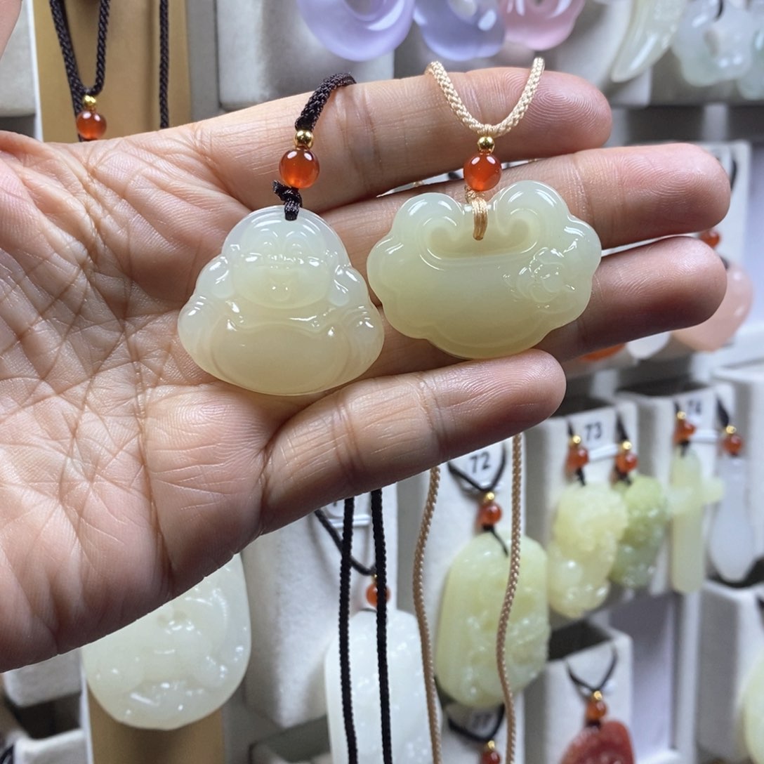 颈饰未镶嵌石英质玉（金丝玉）妞*