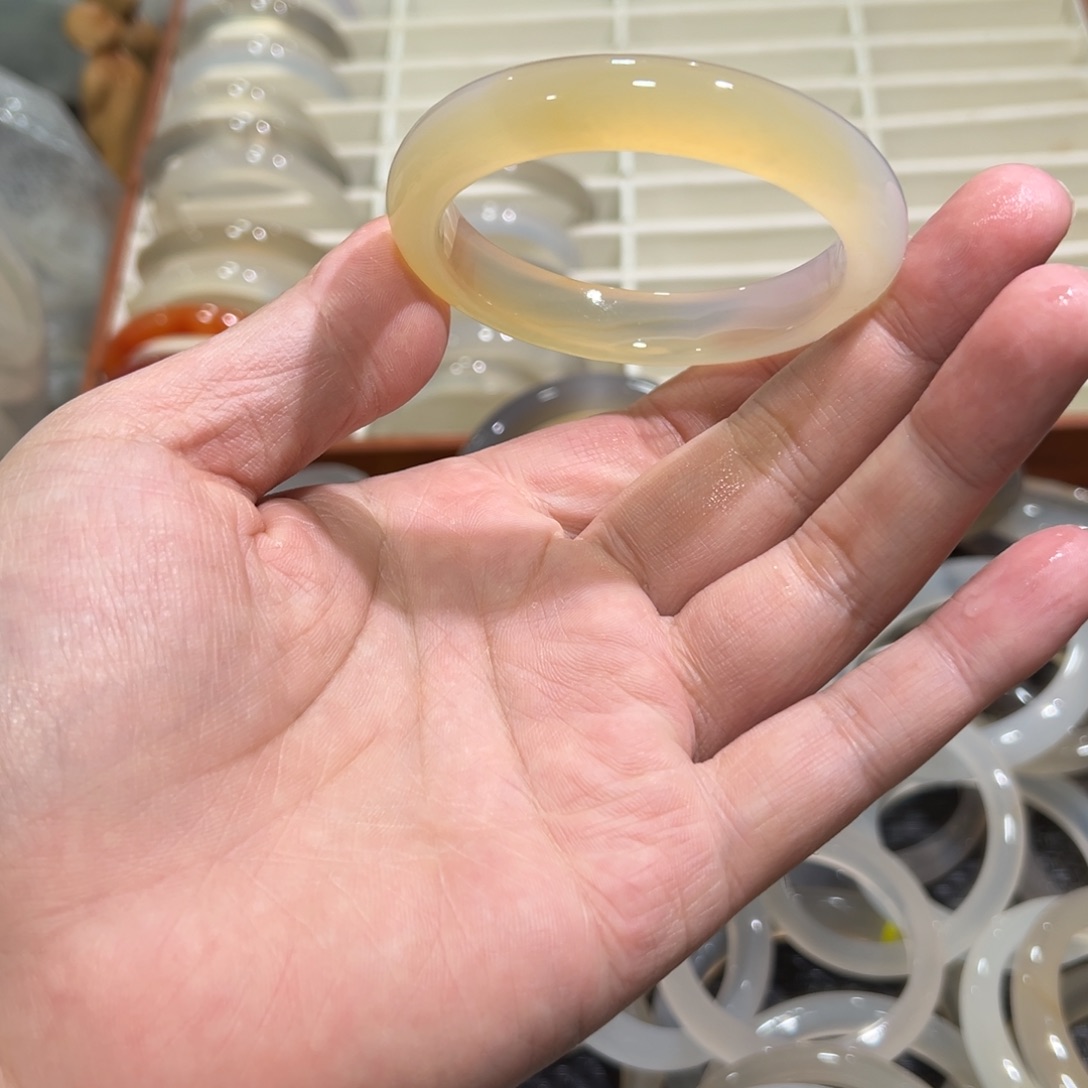 玛瑙/玉髓未镶嵌手镯55圈有包容2.6