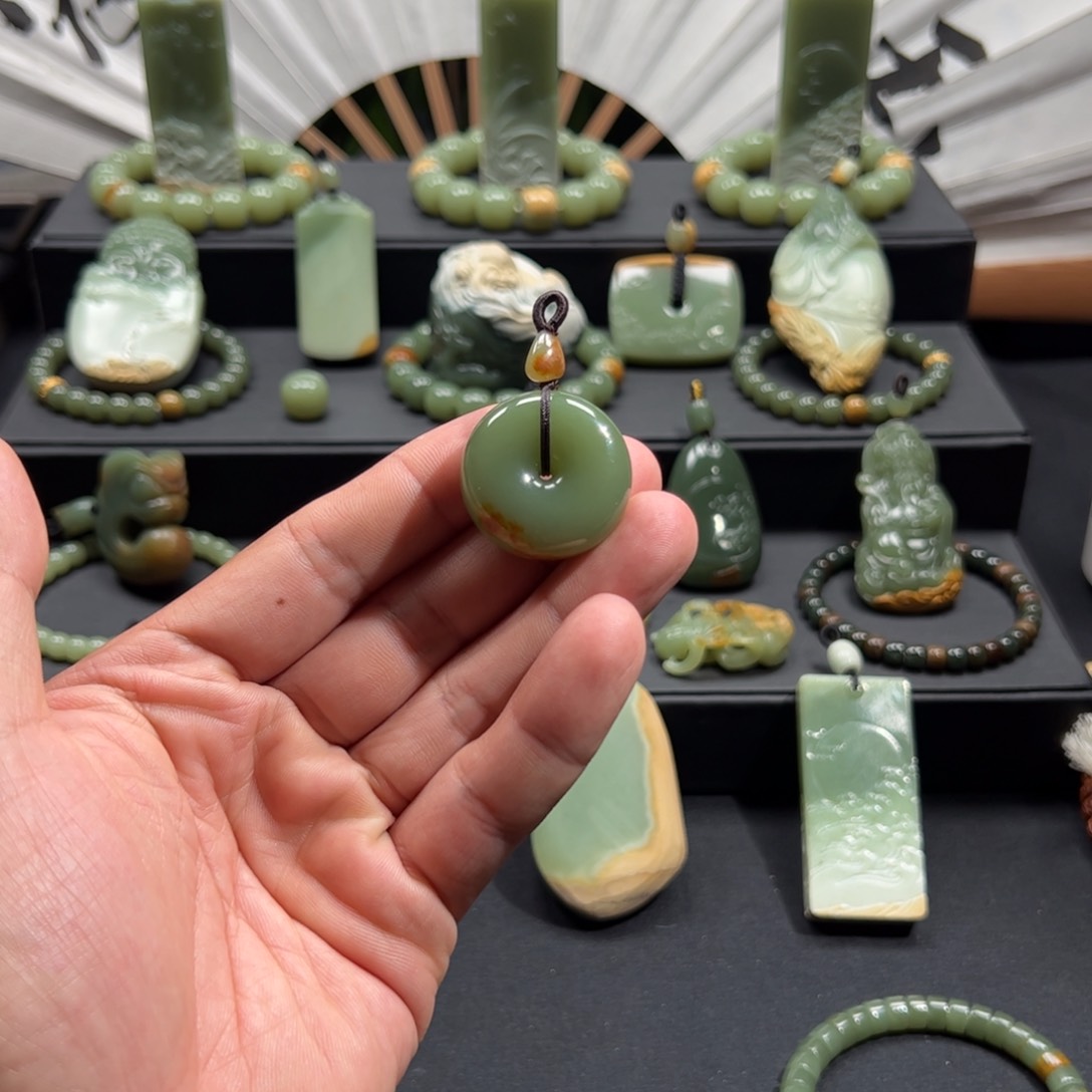 岫岩河磨玉（透闪石质玉）未镶嵌颈饰千**集