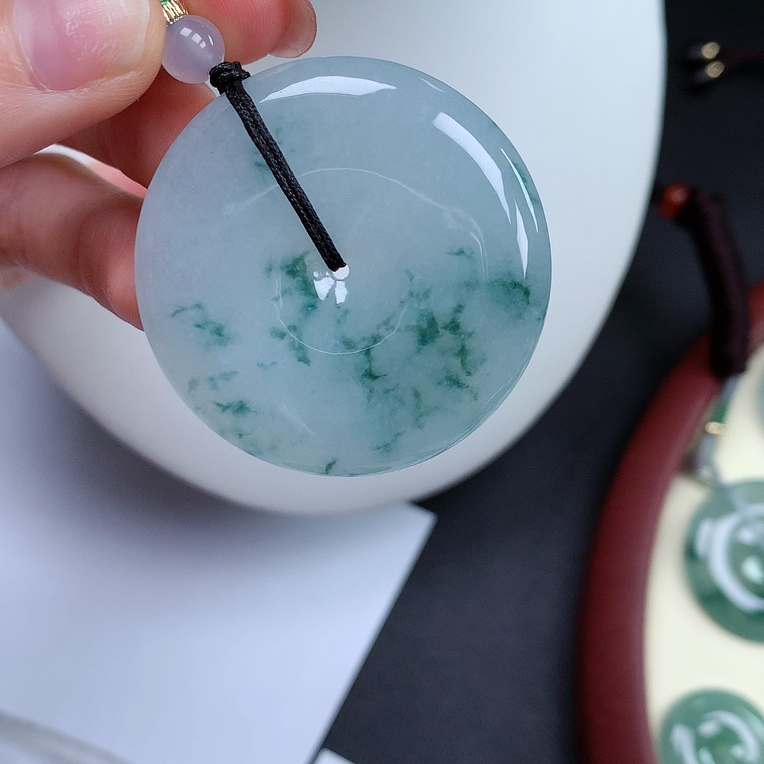 翡翠颈饰未镶嵌平安扣