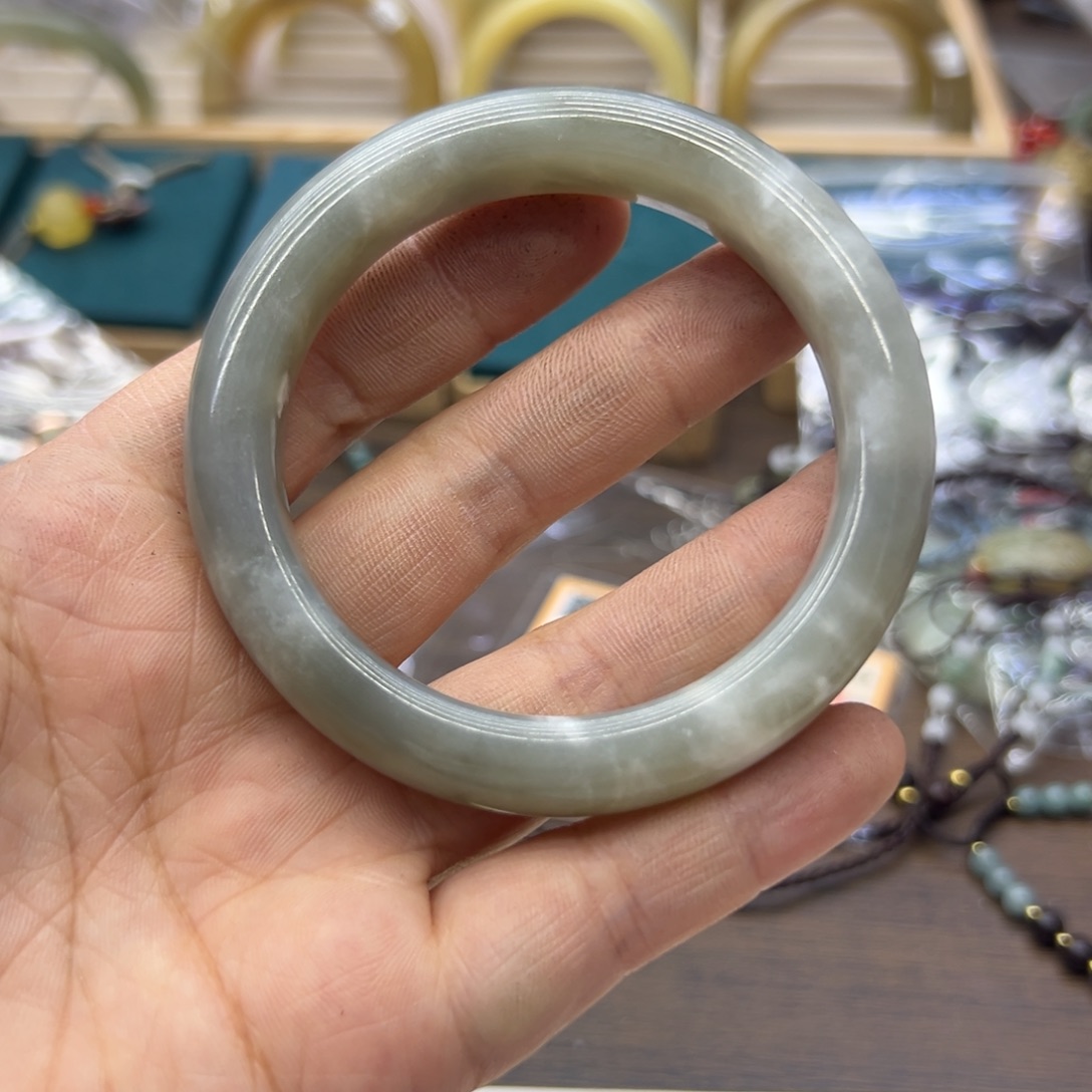 和田玉未镶嵌手镯58.4圈围952瑕