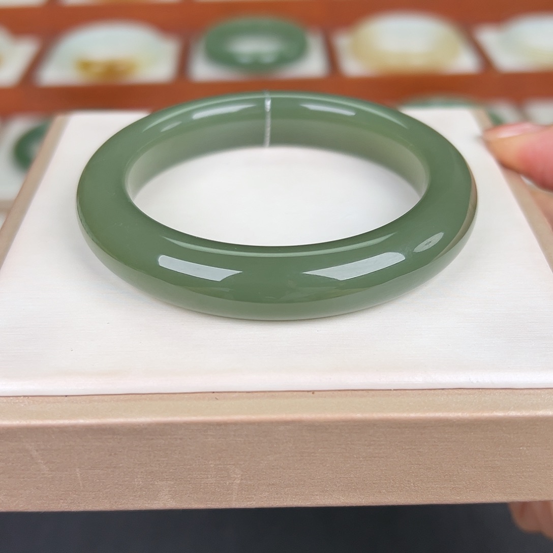 和田玉未镶嵌手镯和田玉湖水绿手镯