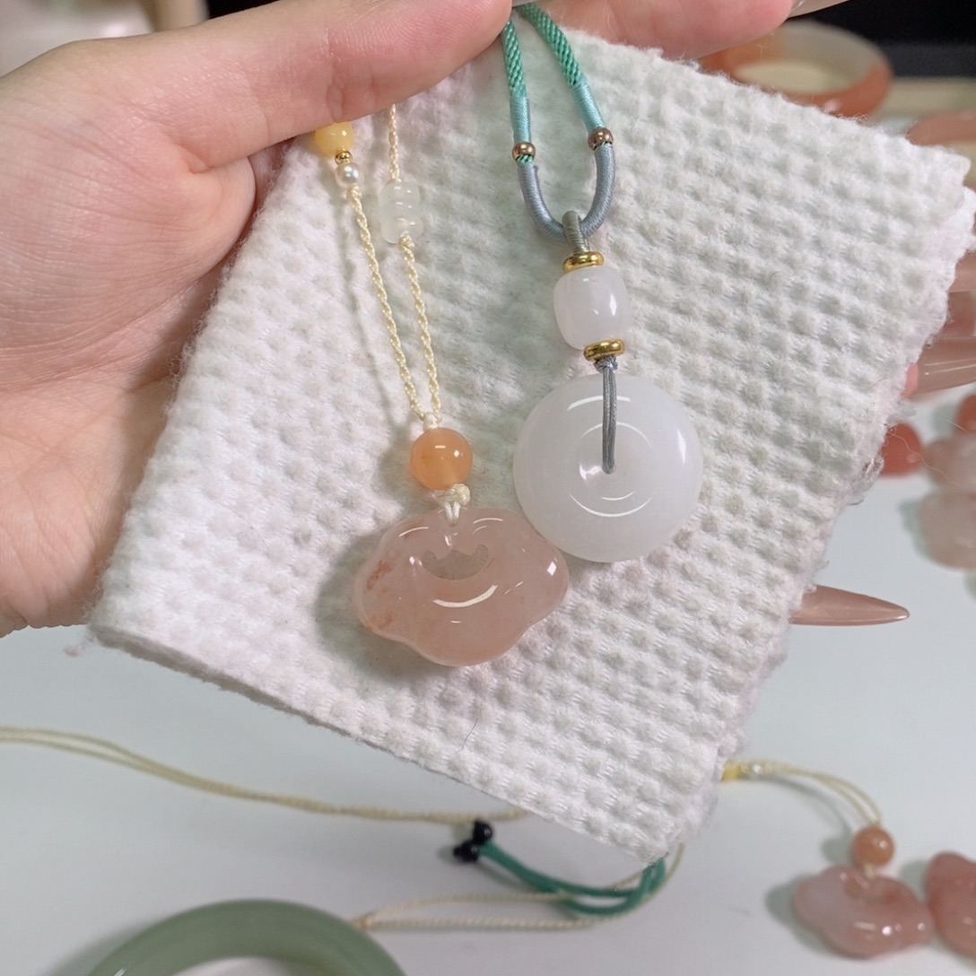 小***白石英质玉未镶嵌手镯