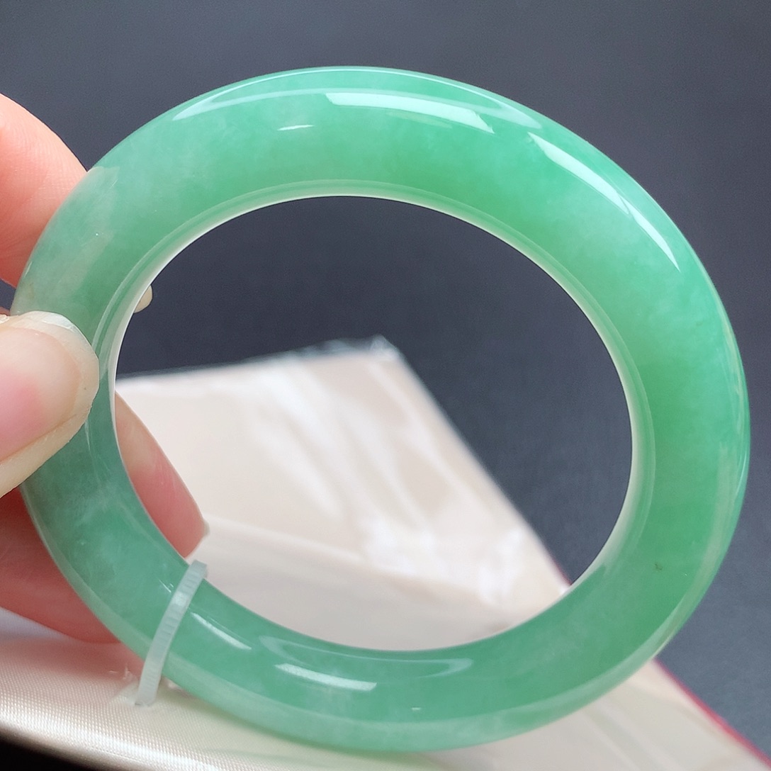 翡翠手镯（圆镯）未镶嵌54圈口