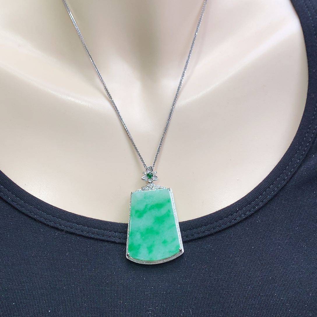 翡翠颈饰18K金镶嵌无事牌