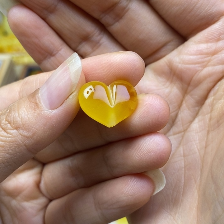 哈***乓蜜蜡未镶嵌裸石瑕疵，小坑