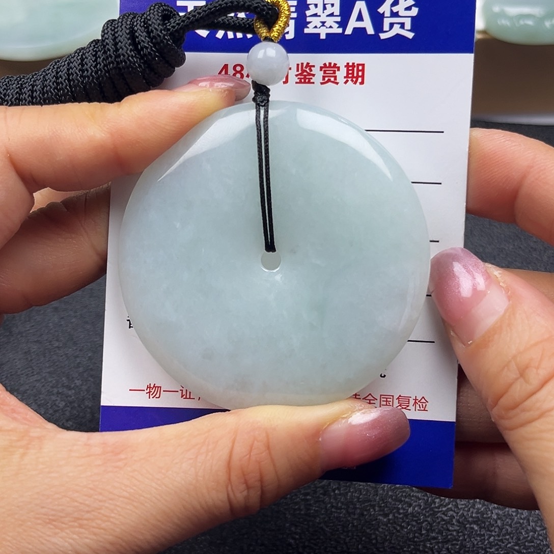 翡翠未镶嵌颈饰     