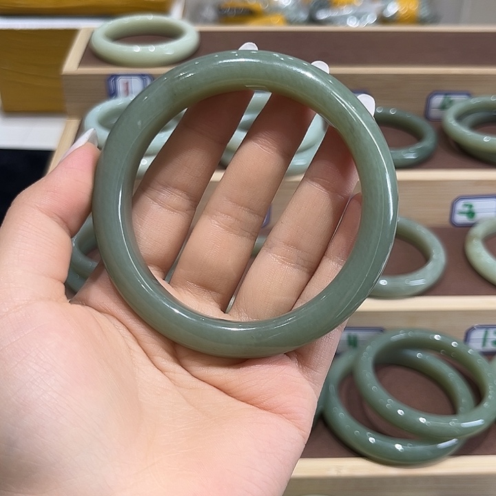 吉***意和田玉（糖玉）未镶嵌手镯