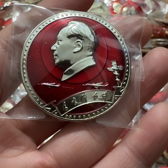 峰***转其他普通金属圆形红色人物像章