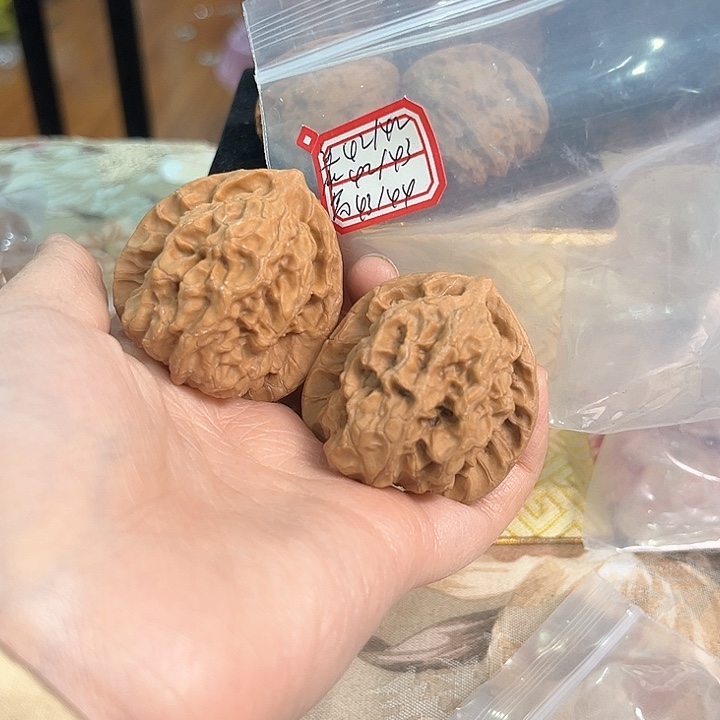 文玩核桃把件梨木台