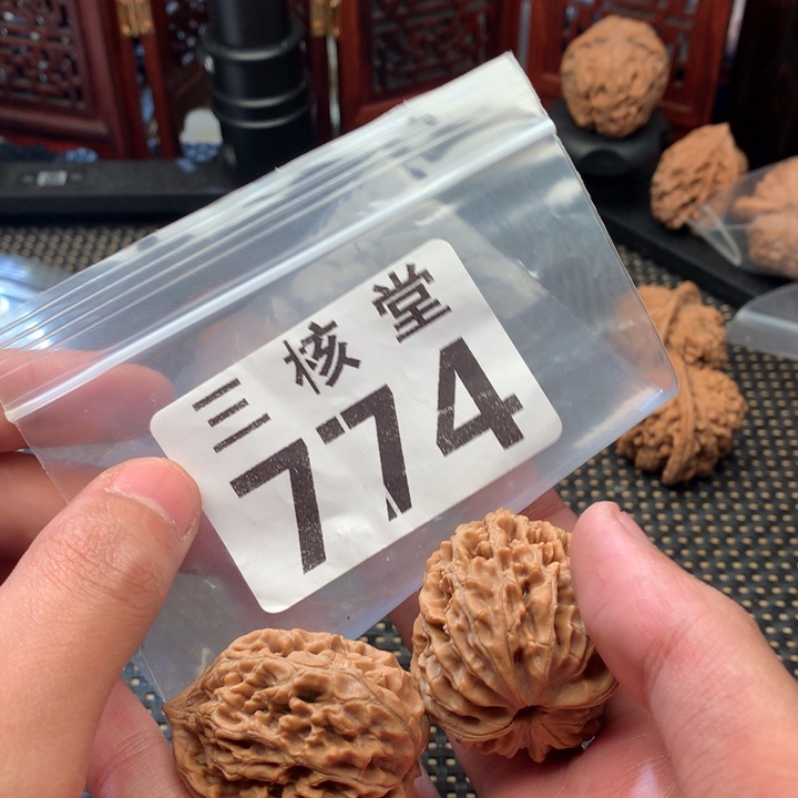 杜***克文玩核桃吊坠饕餮纹