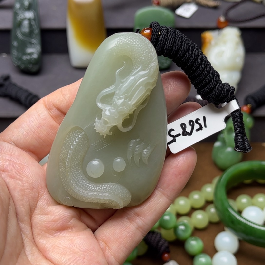 和田玉未镶嵌把件