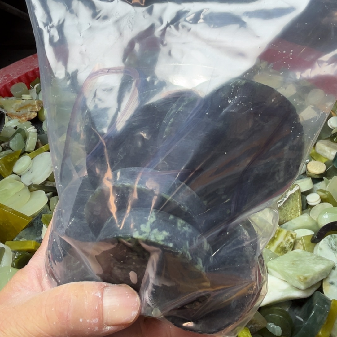 一***里蛇纹石玉未镶嵌岫玉手镯心，平安无事牌
