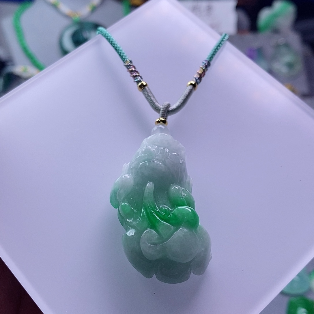 翡翠未镶嵌吊坠(赠链)