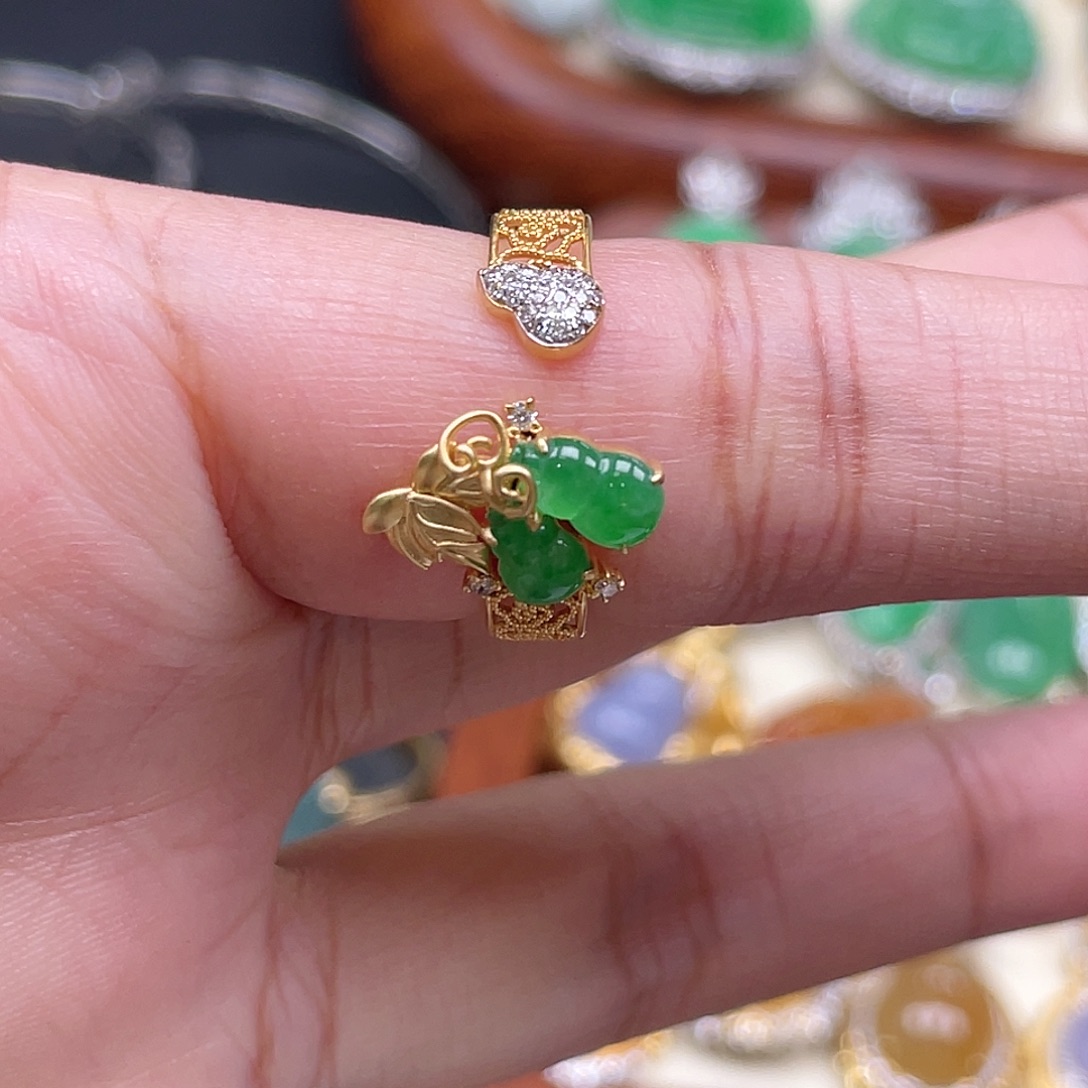 翡翠18K金镶嵌戒指绿葫芦