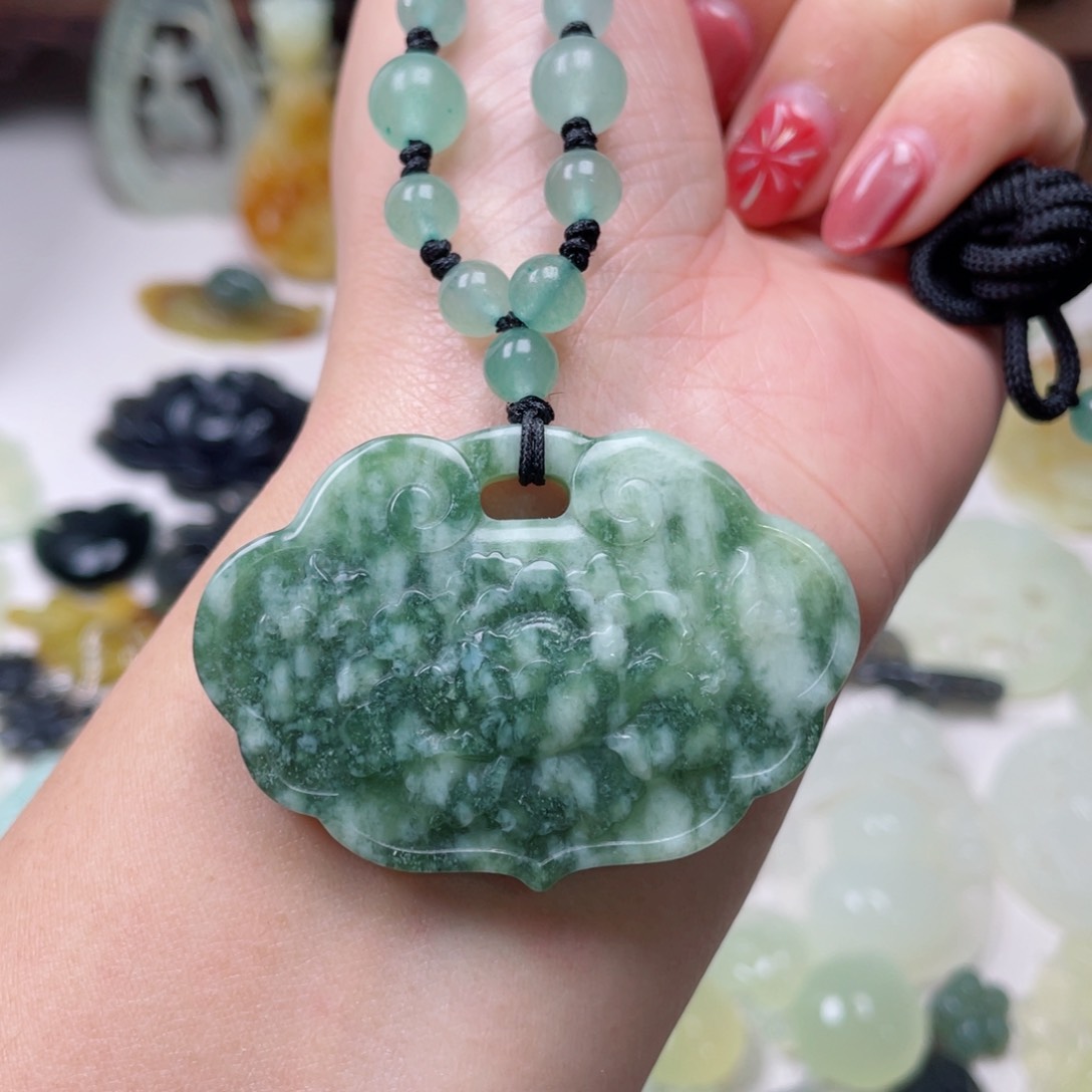 蛇纹石玉颈饰未镶嵌