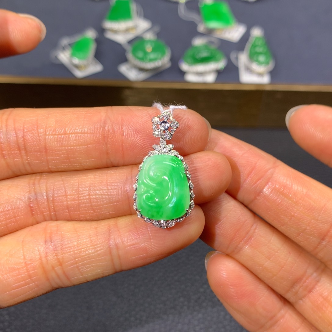 翡翠颈饰18K金镶嵌翡翠