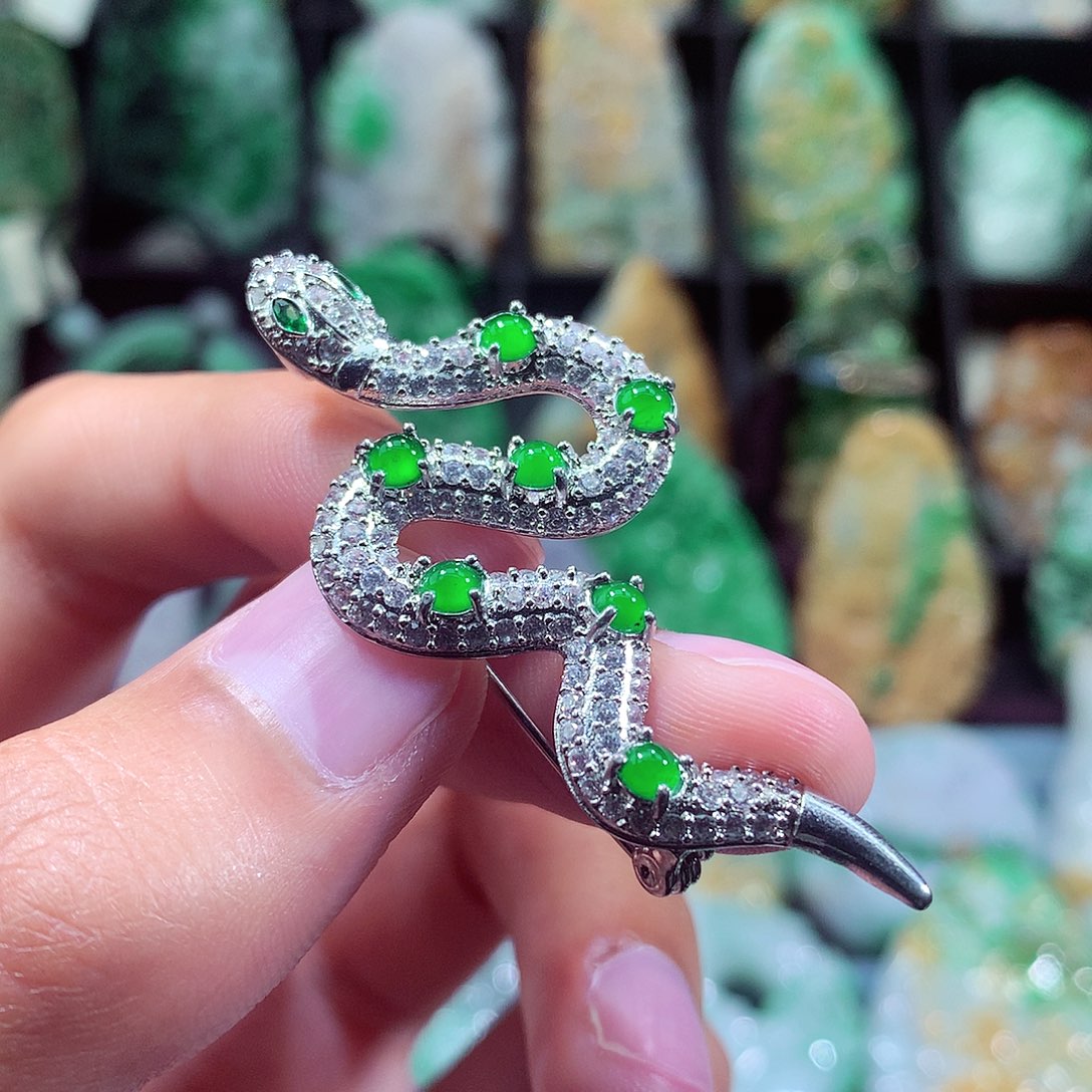 翡翠未镶嵌颈饰挂件