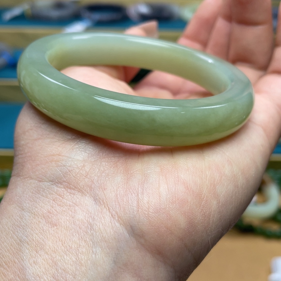 和田玉手镯58+圈口。编号56未镶嵌