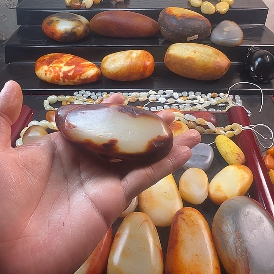 自***%和田玉未镶嵌颈饰