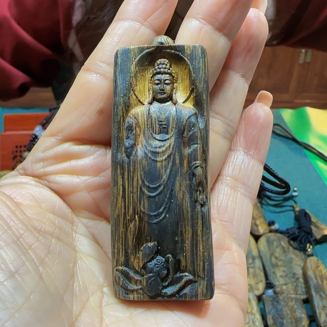 沉香吊坠海南白奇乌身老料雕刻大日如来带绳13克