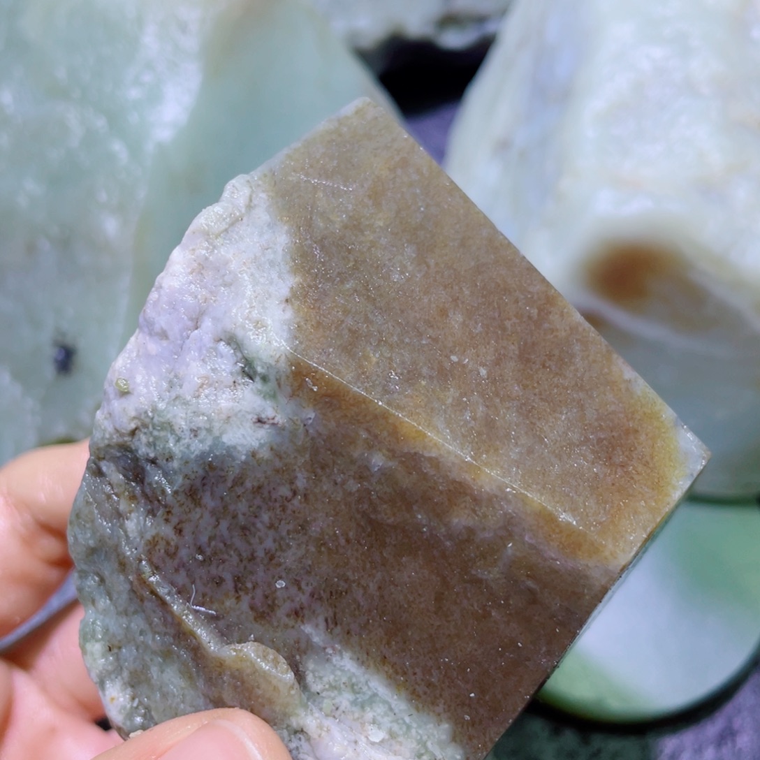 知***智和田玉未镶嵌珠宝半成品