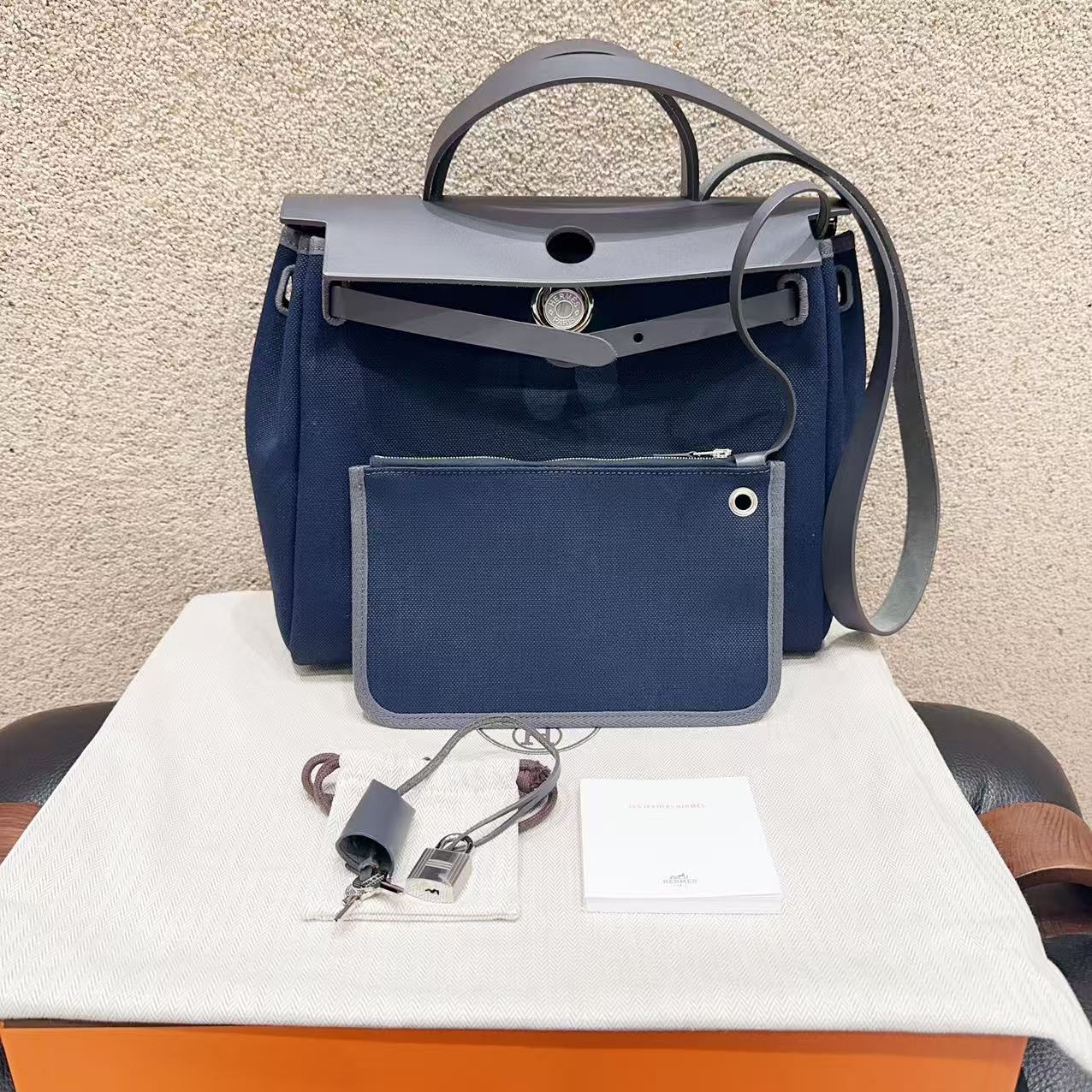 未使用 Hermes/爱马仕 herbag31银扣海军蓝拼石板灰 W 刻