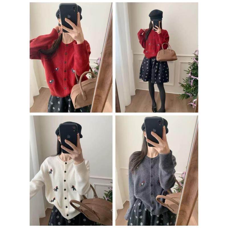 小雅姐姐 韩系小马刺绣撞色纽扣软糯舒适针织开衫毛衣KI54