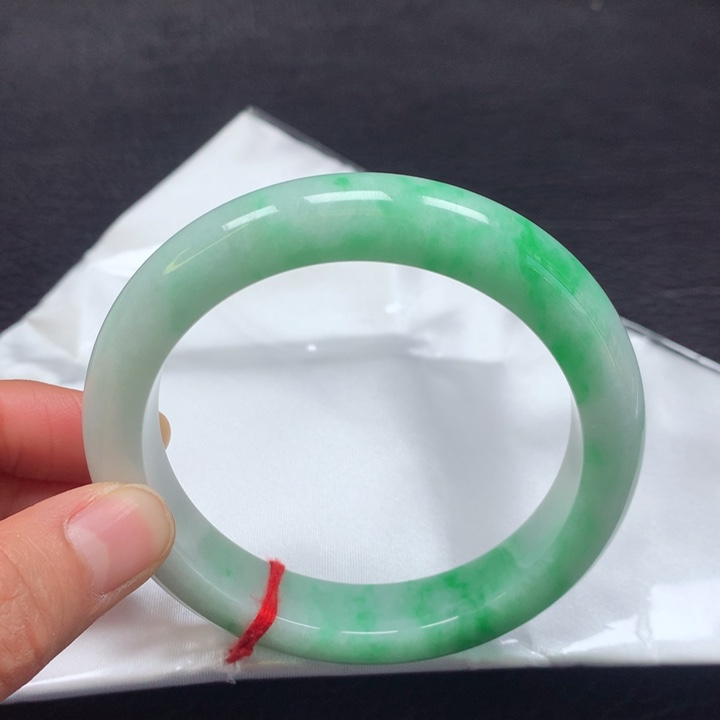 翡翠手镯未镶嵌60圈