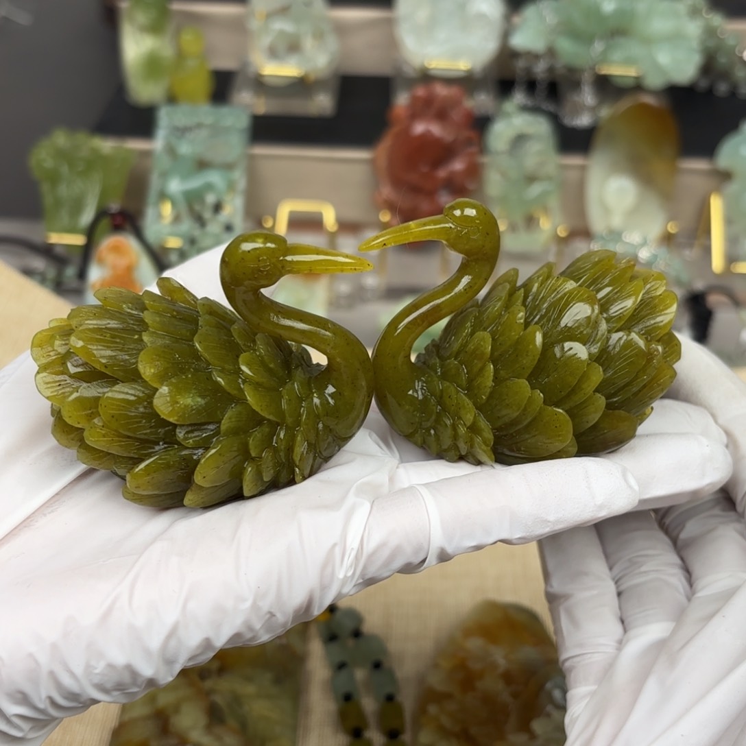 蛇纹石玉颈饰未镶嵌