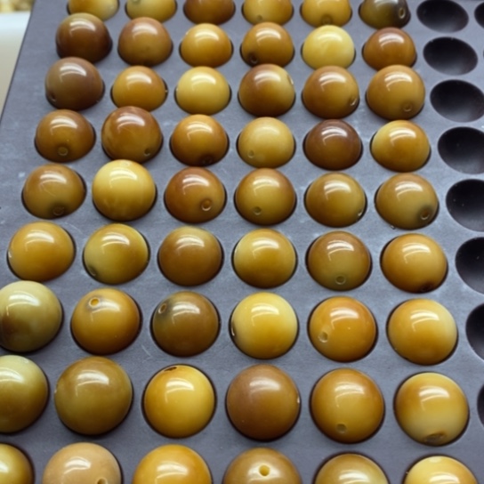 白玉菩提吊坠微瑕13炫彩焦糖60颗