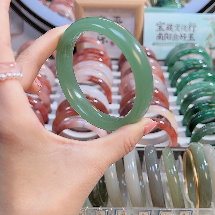 石英质玉手镯未镶嵌最****情