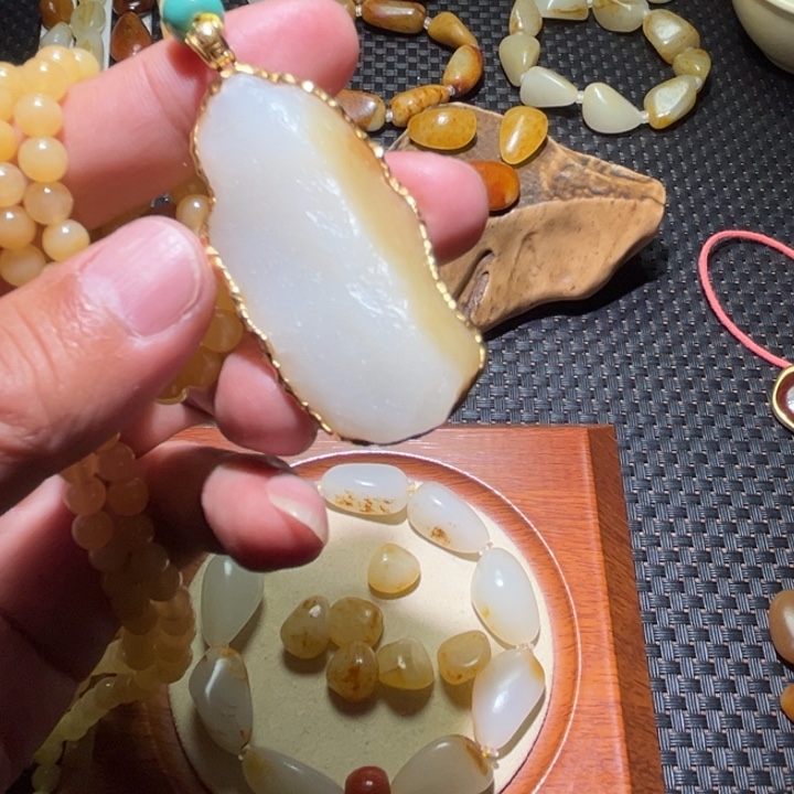 和田玉18K金镶嵌颈饰