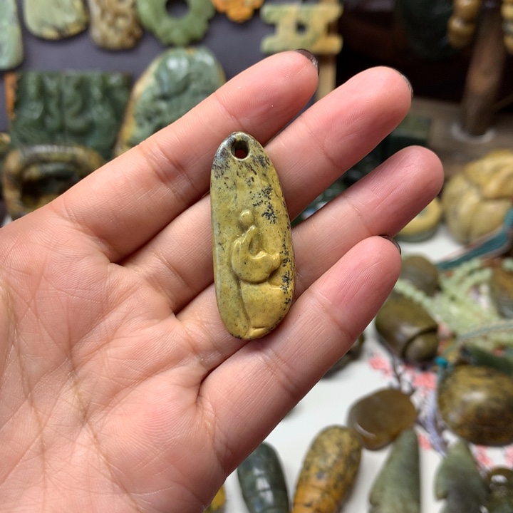 透闪石质玉未镶嵌颈饰