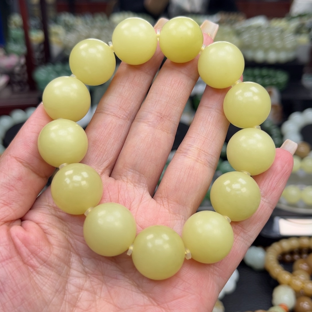 和田玉手串未镶嵌今**吗