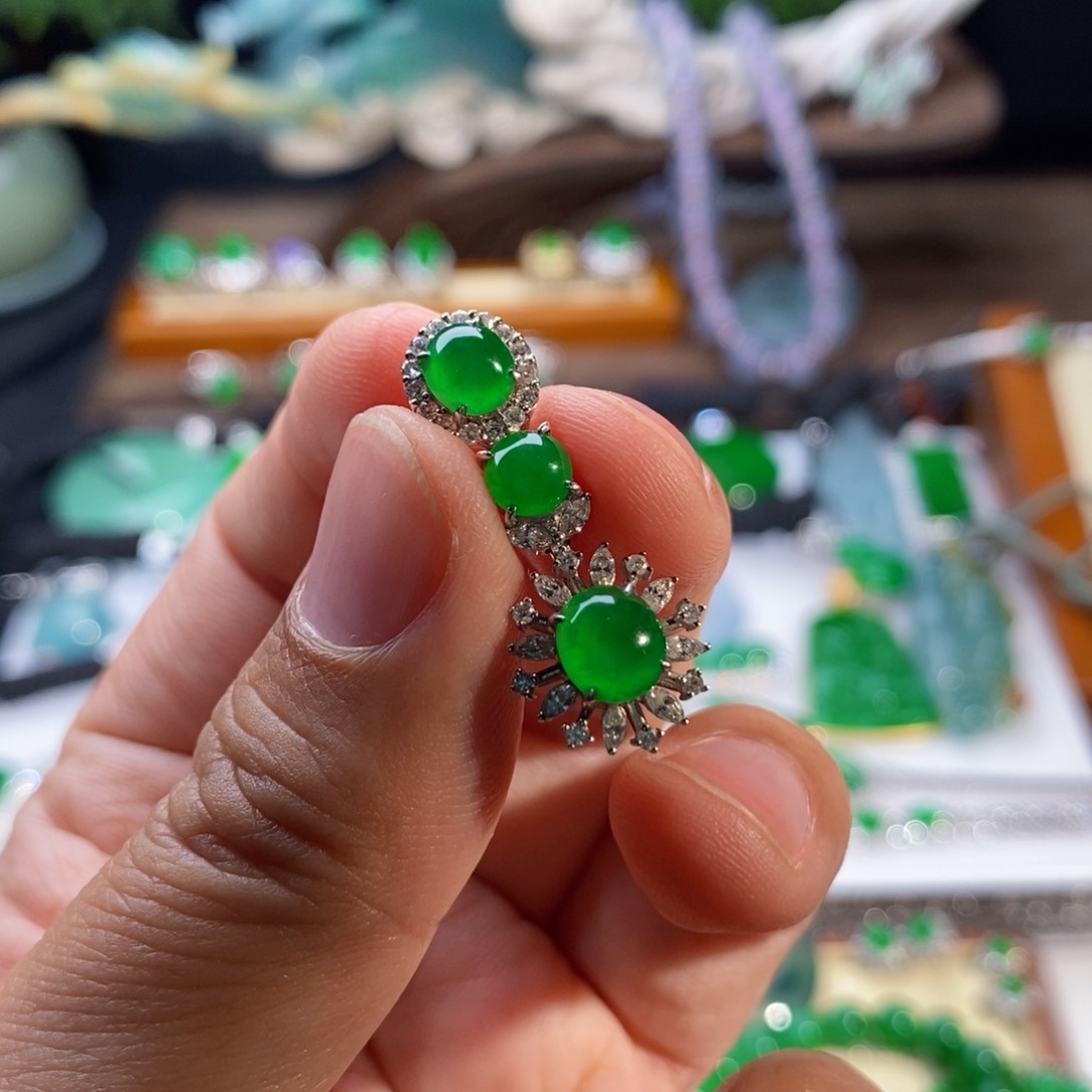 翡翠颈饰18K金镶嵌高冰绿蛋面吊坠