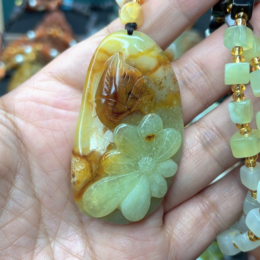 蛇纹石玉颈饰未镶嵌