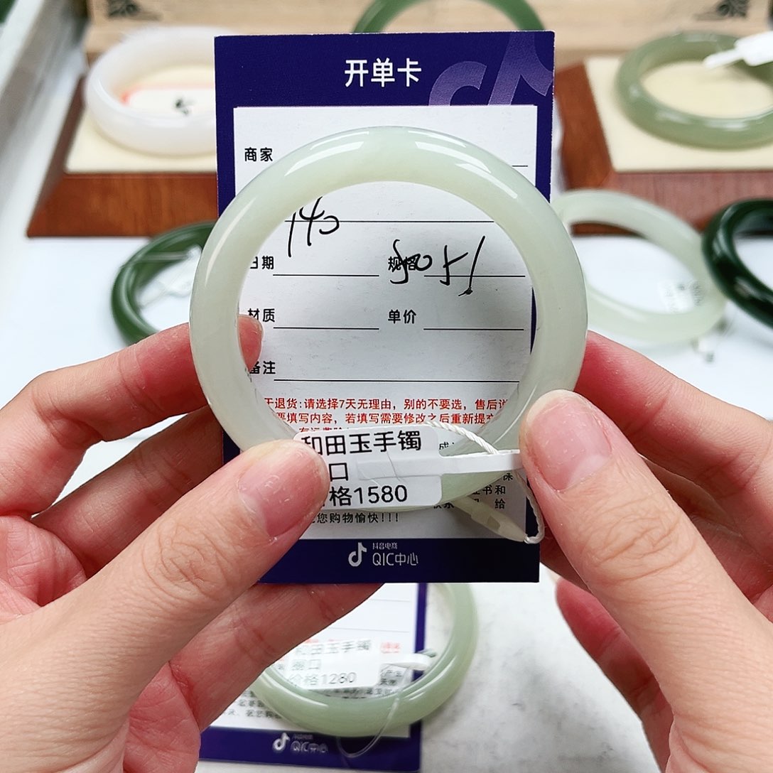 和田玉手镯未镶嵌