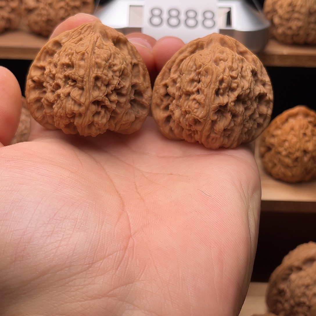 文玩核桃吊坠46三角磕尖