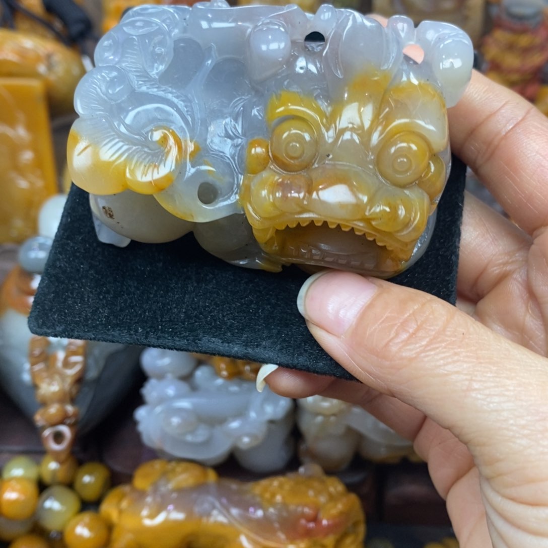 未镶嵌石英质玉（黄龙玉）颈饰