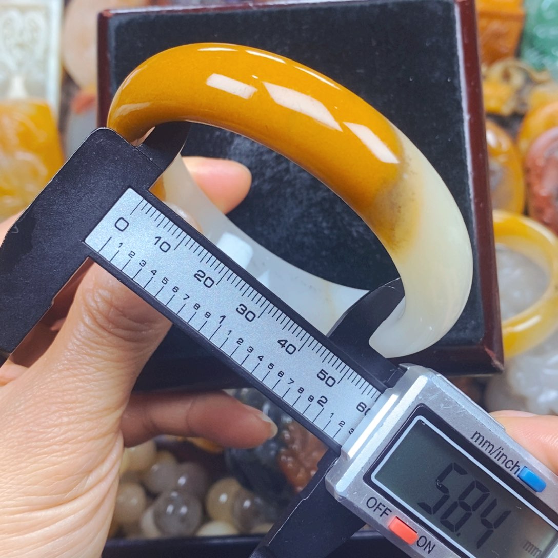 石英质玉（黄龙玉）未镶嵌颈饰